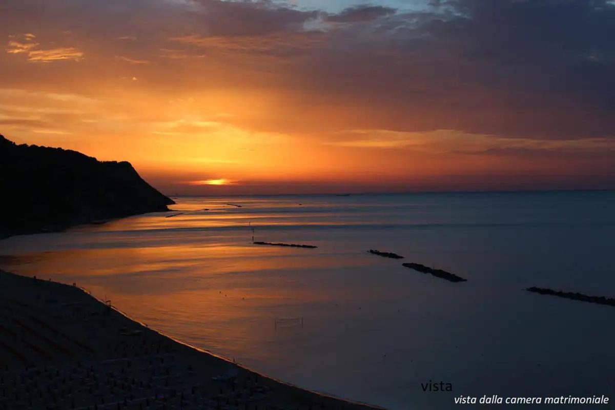 佩萨罗Tramonto In Baia公寓 外观 照片